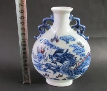Senas Kinų mėlynos ir baltos spalvos porceliano dvigubai ausies drožyba drakonas vaza apdaila.
